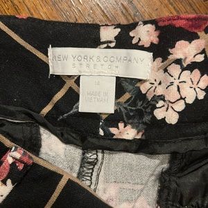 Pretty floral New York and Company, ankle cropped, casual work pants.
